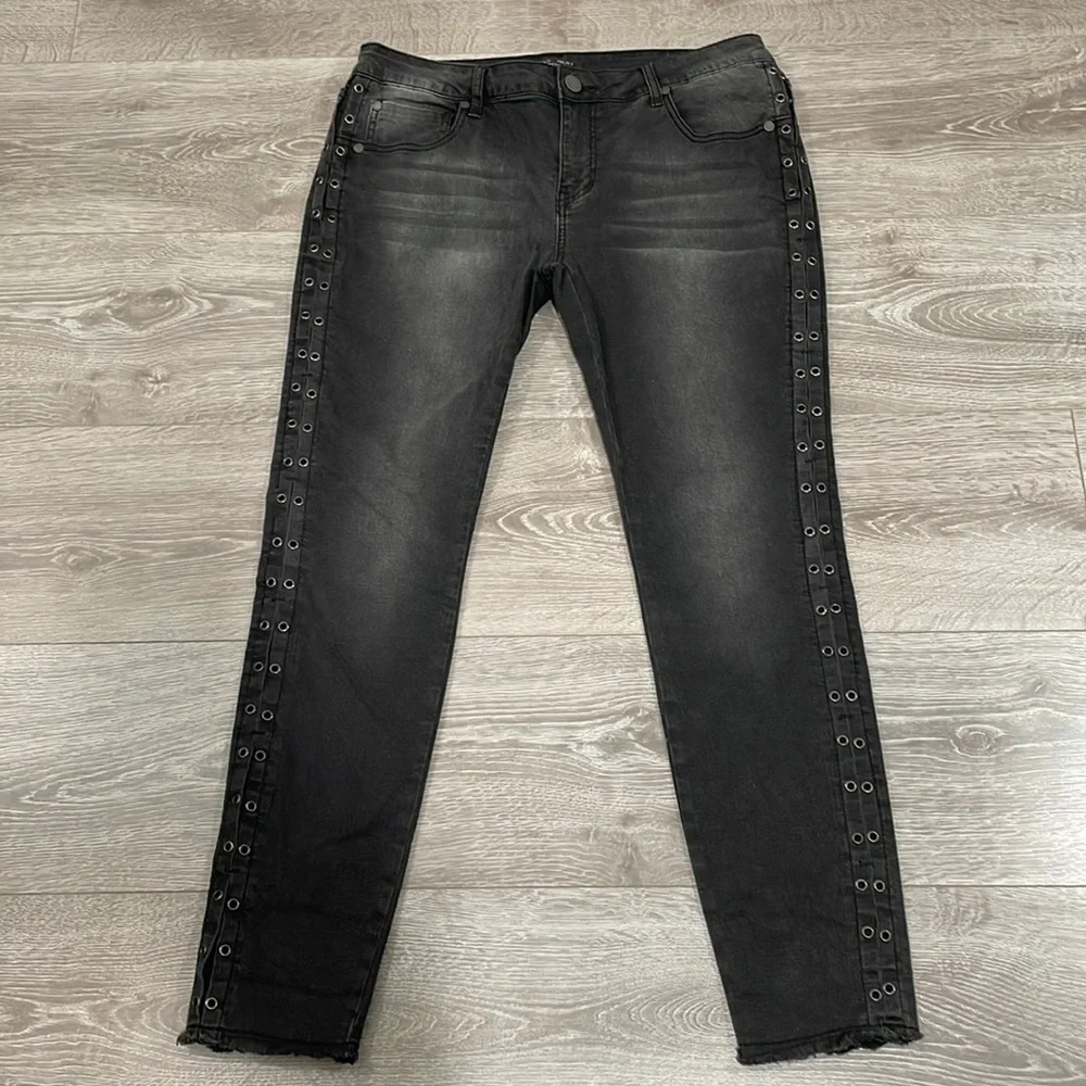 NWOT Romeo & Juliet Couture Black Wash Grommet Detail Raw Hem Stretch Skinny L